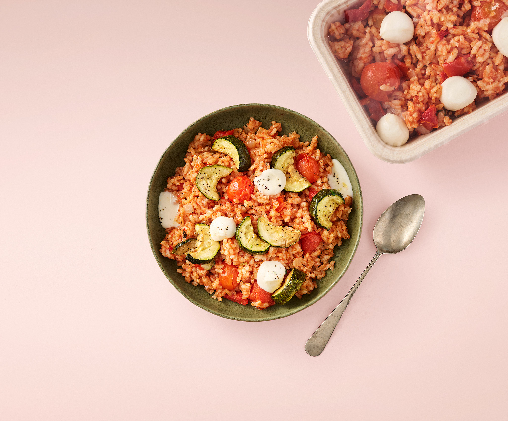 Tomatenrisotto met mozzarella en gegrilde courgette